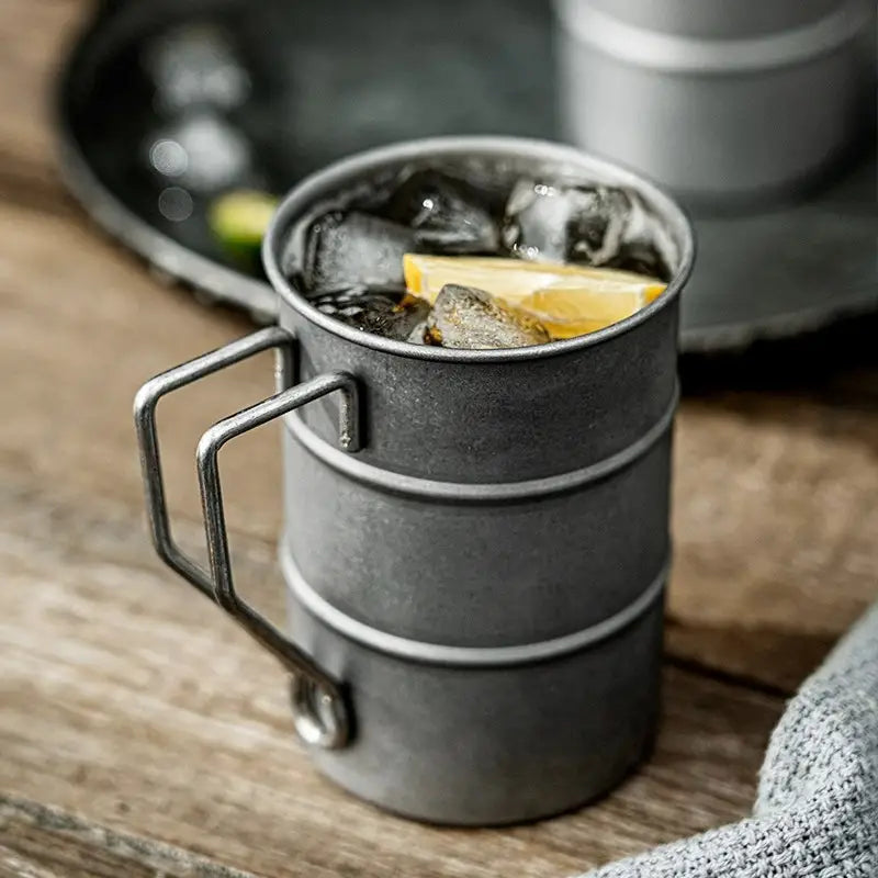 Vintage stalen industriële drinkbeker