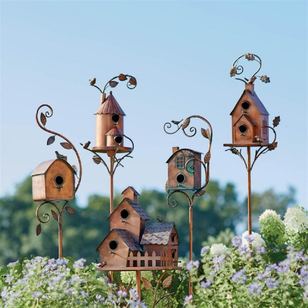 Metalen vogelhuisje met tuinsteker