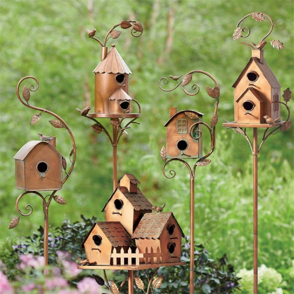 Metalen vogelhuisje met tuinsteker