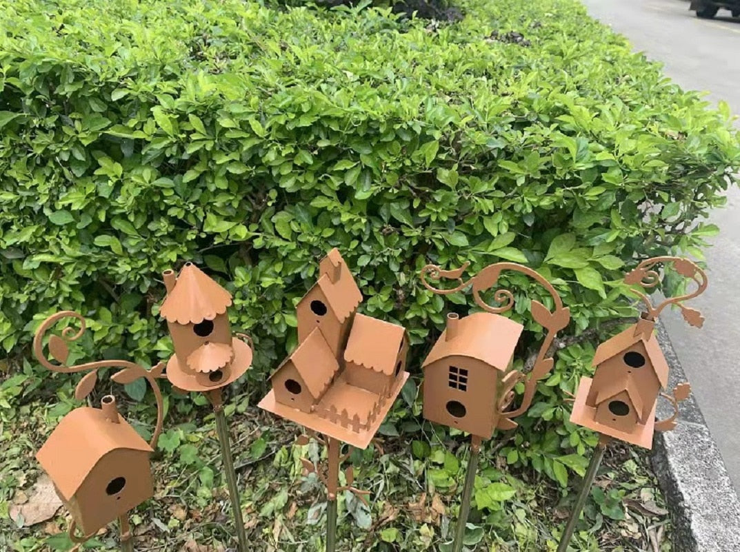 Metalen vogelhuisje met tuinsteker