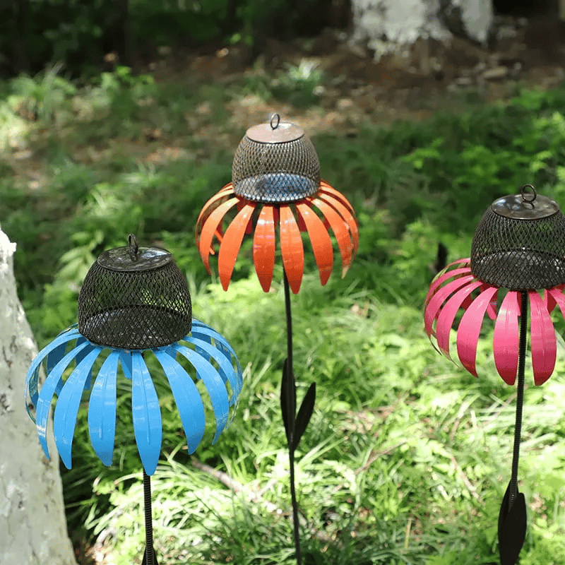 Metalen vogelvoederhuisje op voet met bloemdesign