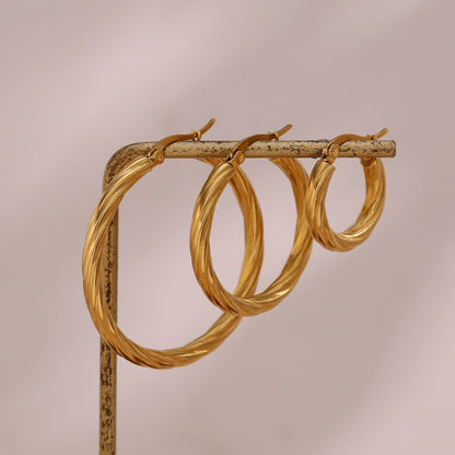 Comodos gedraaide C-vormige oorringen