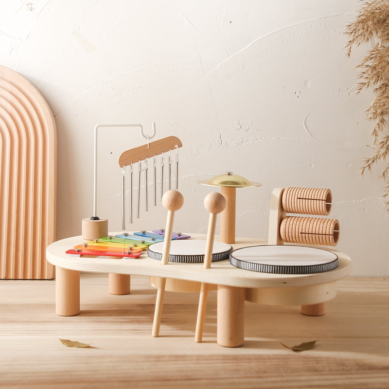 Houten muziektafel met instrumenten