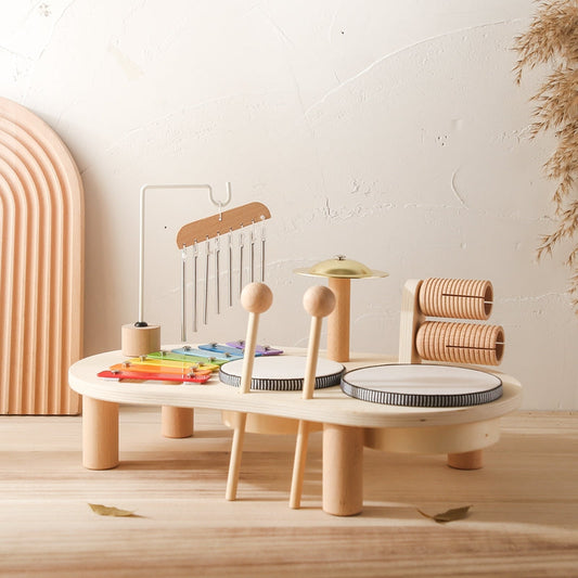 Houten muziektafel met instrumenten