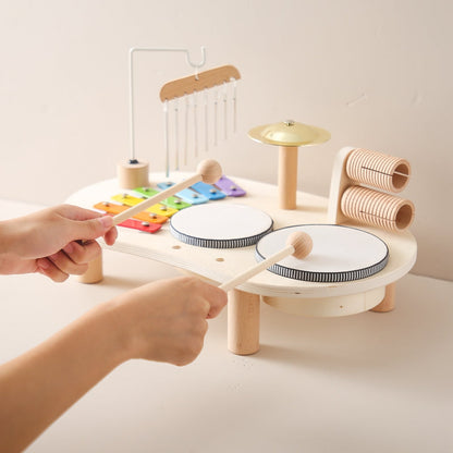 Houten muziektafel met instrumenten